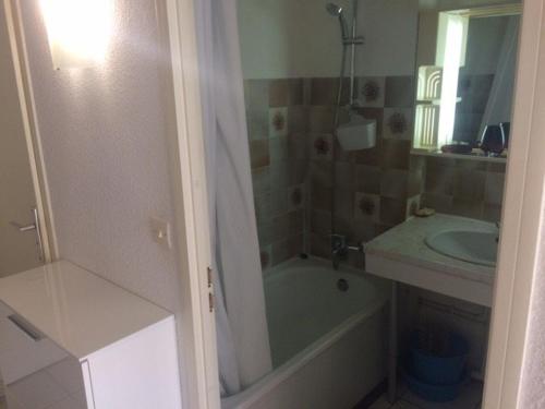 une salle de bain avec une baignoire et un lavabo et une baignoire dans l'établissement Appartement T2 en rez-de-chaussée avec terrasse, proche plage et piscine - 4 couchages - Argelès-sur-Mer - FR-1-388-40, à Argelès-sur-Mer
