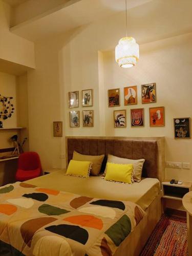 sypialnia z dużym łóżkiem w pokoju w obiekcie Boho Suite by Hey Studios w mieście Ghaziabad