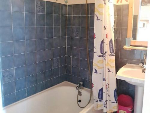 une salle de bain avec douche et baignoire dans l'établissement Appartement T3 Mezzanine - 6 Couchages - Piscine - Parking Privé - Proche Plage - FR-1-388-68, à Argelès-sur-Mer