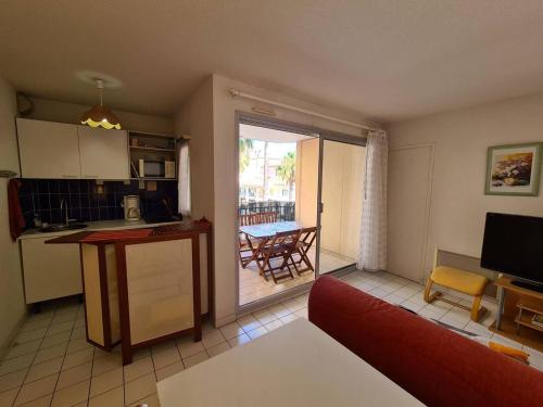 un salon avec un canapé et une cuisine avec une table dans l'établissement Appartement 2P cabine, 100m plage, terrasse, parking - Argelès-sur-Mer - FR-1-388-94, à Argelès-sur-Mer