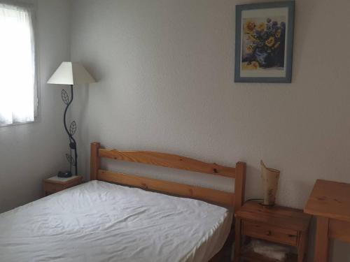 - une chambre avec un lit, une lampe et une table dans l'établissement Appartement 2P cabine, 100m plage, terrasse, parking - Argelès-sur-Mer - FR-1-388-94, à Argelès-sur-Mer