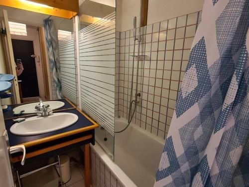 une salle de bain avec un lavabo, une douche et une baignoire dans l'établissement Appartement 2P cabine, 100m plage, terrasse, parking - Argelès-sur-Mer - FR-1-388-94, à Argelès-sur-Mer