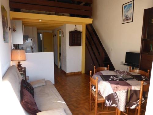 un salon avec un canapé et une table dans l'établissement Appartement T2 Mezzanine avec Terrasse, Piscine et Parking à 300m de la Plage - Argelès-sur-Mer - FR-1-388-112, à Argelès-sur-Mer