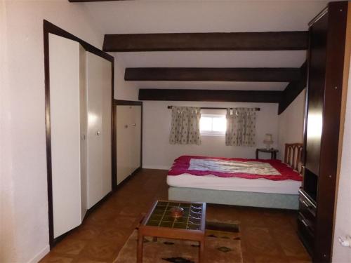 een slaapkamer met een bed en een tafel in een kamer bij Appartement Argelès-sur-Mer, 3 pièces, 6 personnes - FR-1-388-112 in Argelès-sur-Mer