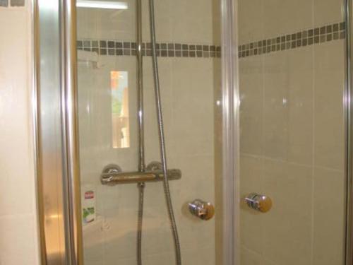 een douche met een glazen deur in de badkamer bij Appartement Argelès-sur-Mer, 3 pièces, 6 personnes - FR-1-388-112 in Argelès-sur-Mer