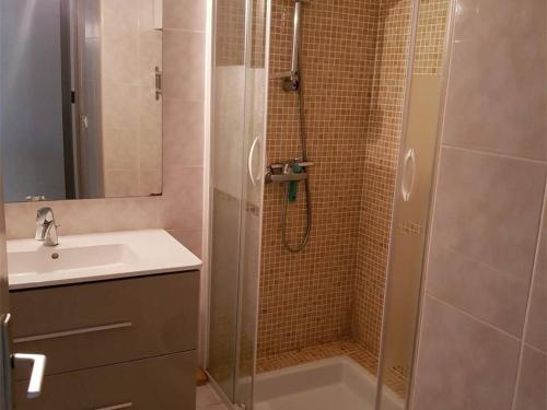une salle de bain avec douche et lavabo dans l'établissement Charmant pavillon avec mezzanine, à 900m de la plage, parking privé, pour 4 personnes à Argelès-sur-Mer - FR-1-388-113, à Argelès-sur-Mer