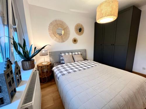 een slaapkamer met een groot bed en een spiegel bij Apartament 25 Rowery, Spacery w Dolinie Baryczy - 5D Apartamenty in Milicz