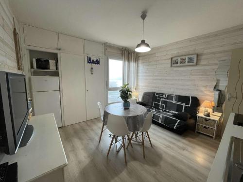un salon avec une table et un canapé dans l'établissement Studio cabine moderne 4 pers, plage 100m, Saint-Jean-de-Monts - FR-1-224C-582, à Saint-Jean-de-Monts