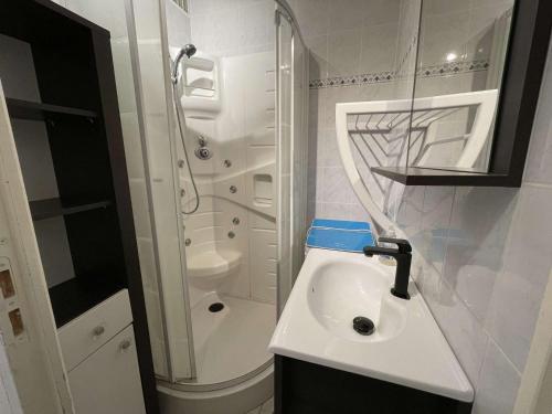 une salle de bain blanche avec un lavabo et une douche dans l'établissement Studio cabine moderne 4 pers, plage 100m, Saint-Jean-de-Monts - FR-1-224C-582, à Saint-Jean-de-Monts