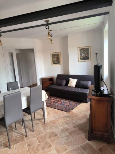 a living room with a couch and a table at Le stanze del moro house in Pállare