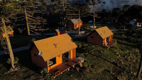 uma vista superior de uma casa com um relógio sobre ela em Infinity Valley Cabanas em Urubici