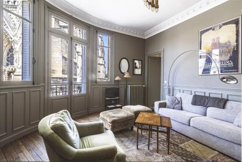 salon z kanapą i krzesłami w obiekcie Au pied de la Cathédrale #vuemagique w mieście Reims