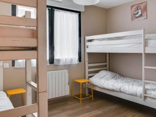 een kamer met 2 stapelbedden en 2 krukken bij Appartement La Mongie, 6 pièces, 12 personnes - FR-1-404-109 in La Mongie