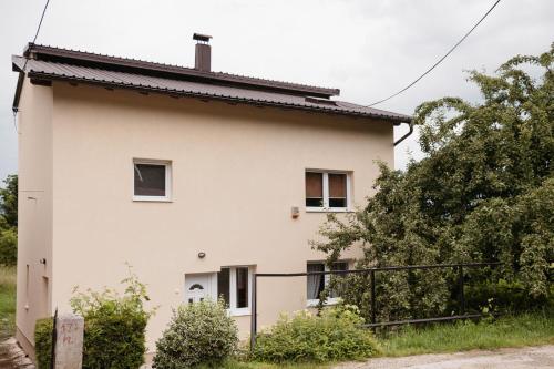 Το κτήριο όπου στεγάζεται  το διαμέρισμα