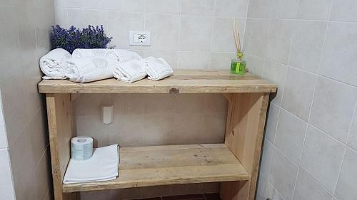 a wooden shelf in a bathroom with towels at Appartamento - La Vinaccia in Montepulciano