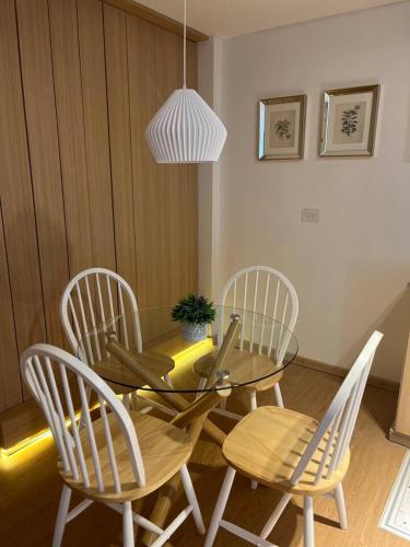 a dining room table with four chairs and a potted plant at Terrazas RV Adults Only No se cobran los impuestos in Posadas