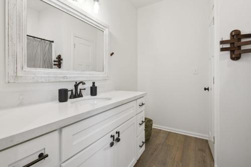 Bilik mandi di Vacation Rental in Old Town Bay St Louis Unit A