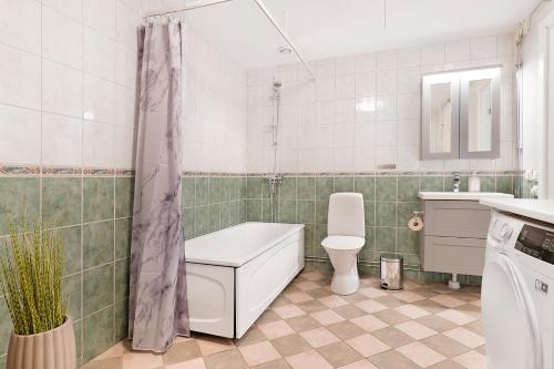 uma casa de banho com um WC e um lavatório em Guestly Homes - 4BR Villa, 6 Beds with 2 Showers em Boden