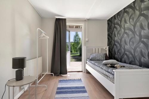 博登的住宿－Guestly Homes - 4BR Villa, 6 Beds with 2 Showers，一间小卧室,配有一张床和一张桌子