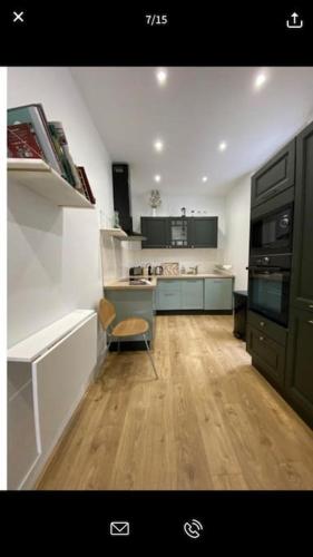 une cuisine avec une table et une chaise dans une pièce dans l'établissement Pink Pearl Trouville, à Trouville-sur-Mer