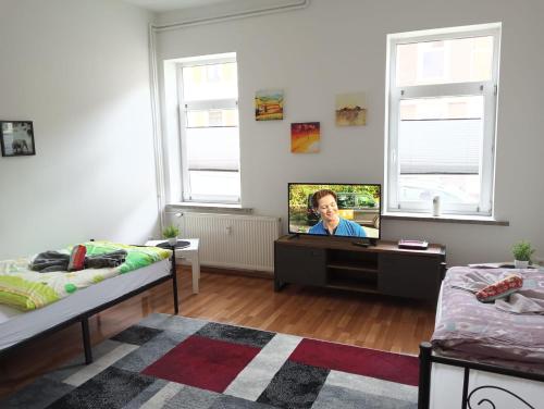 Televízia a/alebo spoločenská miestnosť v ubytovaní Stellas Monteurswohnungen
