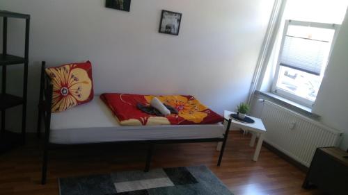 eine Couch in einem Wohnzimmer neben einem Fenster in der Unterkunft Stellas Monteurswohnungen in Werdau