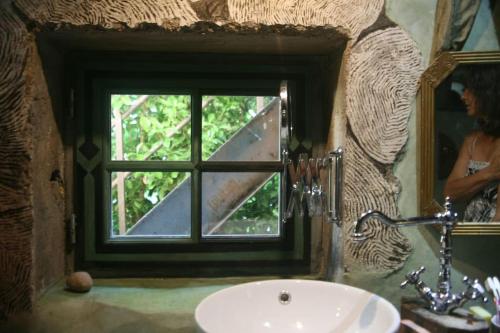 een badkamer met een wastafel en een raam bij Château de Favols, gite sur Lot (Lot et Garonne) in Bias