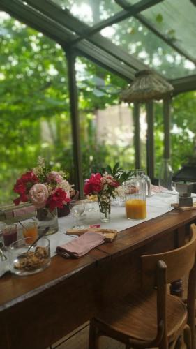 a table with flowers and drinks on top of it at La Vispa Ceresa in Castellinaldo