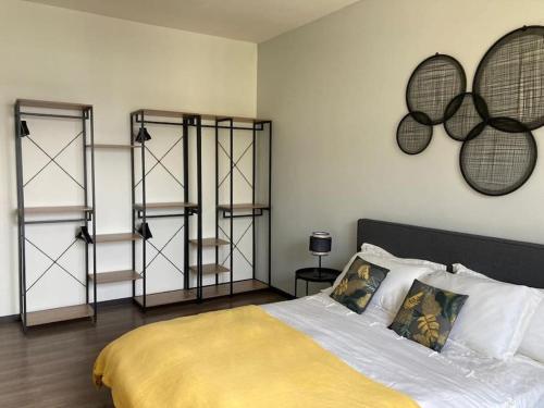 1 dormitorio con 1 cama con manta amarilla en Casa Riva, en Crema