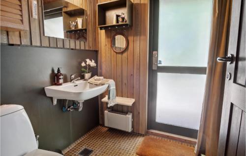 łazienka z umywalką i toaletą w obiekcie Amazing Home In Korsr With Kitchen w mieście Korsør