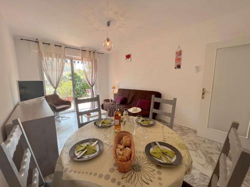 une salle à manger avec une table sur laquelle se trouve de la nourriture dans l'établissement Appartement T2 avec Terrasse et Parking Privé à 300m de Port Fréjus - FR-1-226A-58, à Fréjus