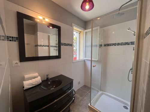 une salle de bain avec un lavabo et une douche dans l'établissement Appartement T2 avec Terrasse et Parking Privé à 300m de Port Fréjus - FR-1-226A-58, à Fréjus