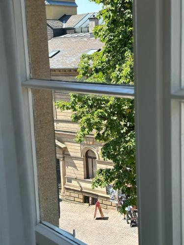 Blick auf ein Gebäude aus einem Fenster in der Unterkunft Burgfreiheit in Heidelberg