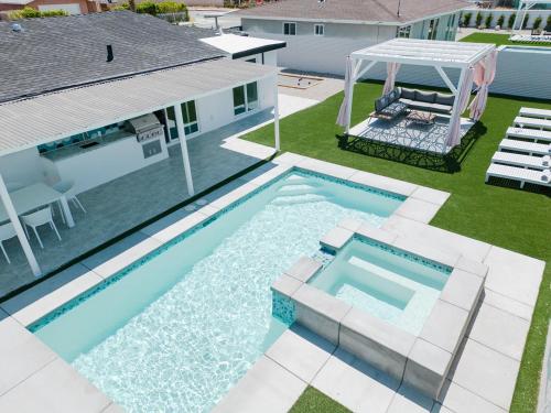 Bazén v ubytování Palm Vista by Rather Be Properties nebo v jeho okolí