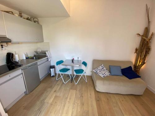 Photo de la galerie de l'établissement Villa 2 pièces, 4 couchages, face à la mer, parking privé, proche commerces, plage à 300m. - FR-1-81-474, à Port-Leucate