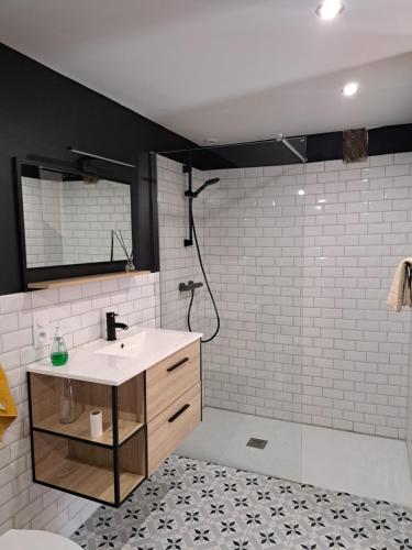 Ванна кімната в Chambres d'hôtes "Le Verrie Cosy"