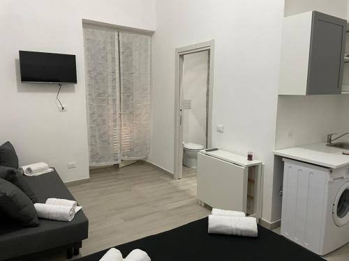 uma sala de estar com um sofá e uma máquina de lavar roupa em B&B A FACCI VISTA em Porto Empedocle