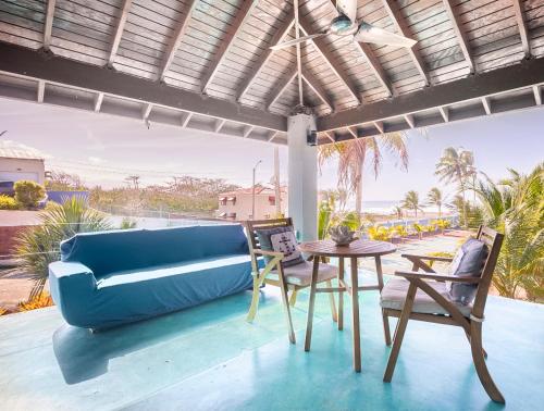sala de estar con sofá azul y mesa en Ocean Front Villa, 2 Private Pools, BBQ, Tennis court and more!, en Vega Baja