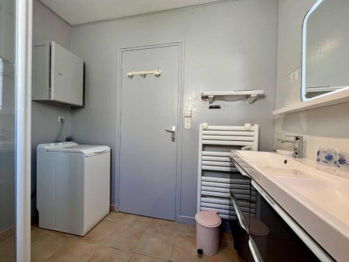 La salle de bains est pourvue d'un lavabo, d'un lave-linge et d'un sèche-linge. dans l'établissement Maison calme avec jardin clos, à proximité de la plage et des pistes cyclables, 4 couchages - FR-1-246A-376, à Foulerot