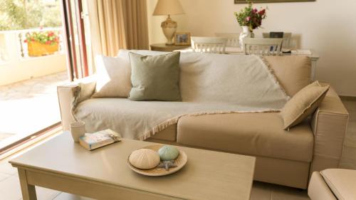 蓋尤斯的住宿－Triena Quality Villas，客厅配有沙发和桌子