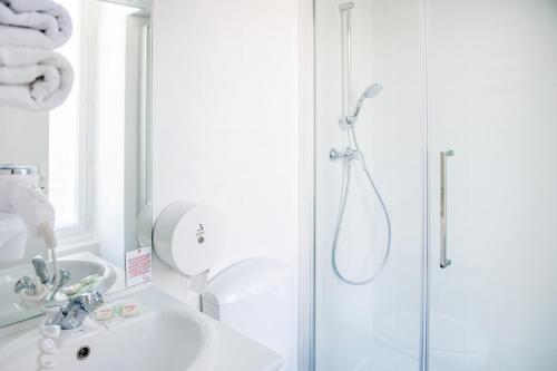 Bilik mandi di Hôtel Continental
