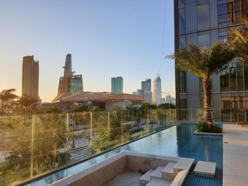 - une piscine sur le toit d'un immeuble avec vue sur la ville dans l'établissement Luxury Condos at Empire City, à Hô-Chi-Minh-Ville