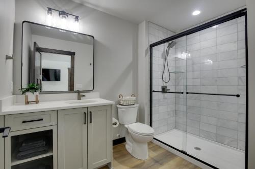 La salle de bains blanche est pourvue d'une douche et de toilettes. dans l'établissement Luxurious Lead Vacation Rental with Private Hot Tub!, à Lead