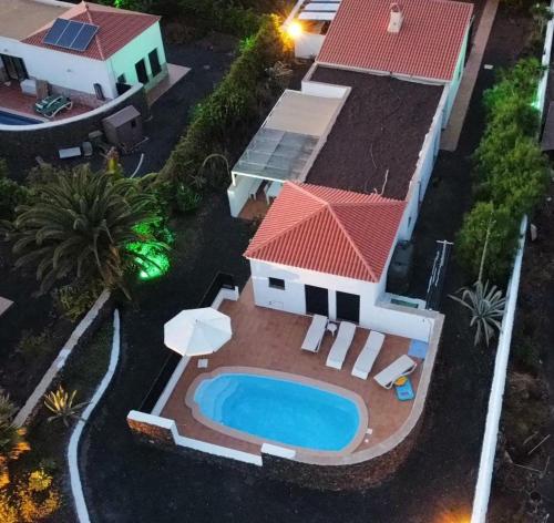 una vista aérea de una casa con piscina en SURFWHITEHOUSE en Lajares