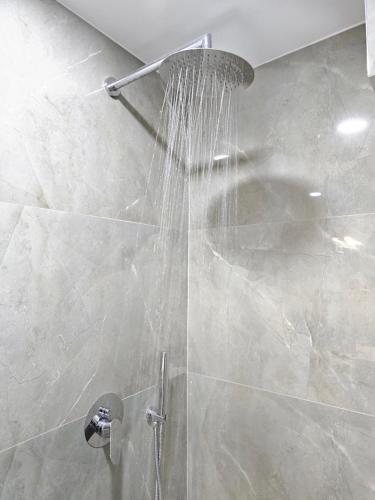 eine Dusche mit Duschkopf im Bad in der Unterkunft Vila 31 in Sarandë
