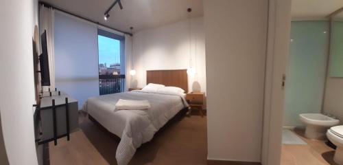una camera con letto e un bagno con servizi igienici di Edificio Hassler Villamorra ad Asunción