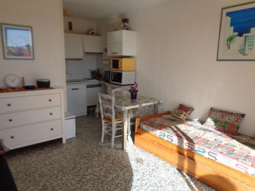 Photo de la galerie de l'établissement Appartement tout équipé au Lavandou avec TV et lave-vaisselle - FR-1-308-105, au Lavandou
