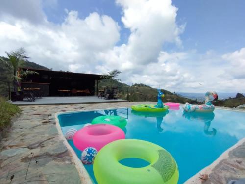 una piscina con inflables en una casa en Septimo Cielo Tiny Homes, en Guatapé