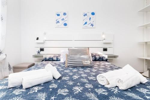 a bedroom with a bed with towels on it at Cozy Terrace in Portofino [Free Parking] in Portofino