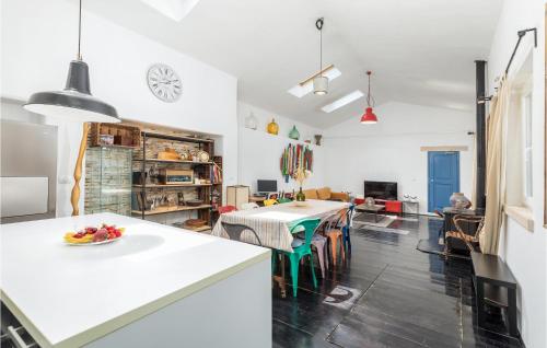 Kuchyň nebo kuchyňský kout v ubytování Four-Bedroom Holiday Home In Vodnjan